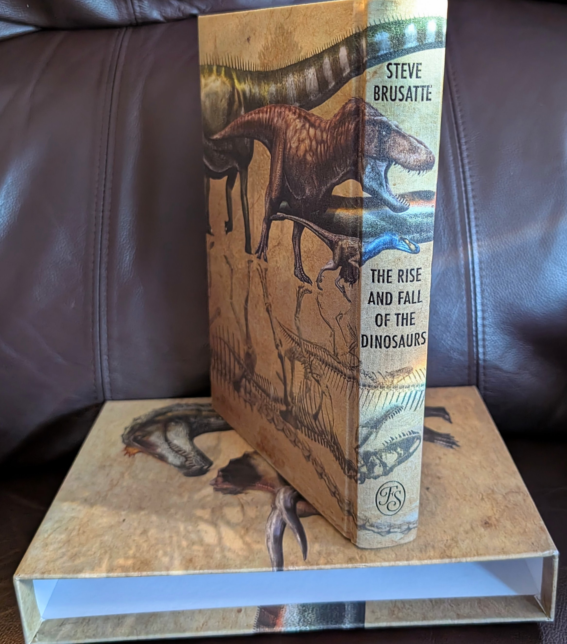 The Rise And Fall Of The Dinosaurs. The Untold Story of a Lost World. With a new Foreword by the Author. Illustrations by Davide Bonadonna.